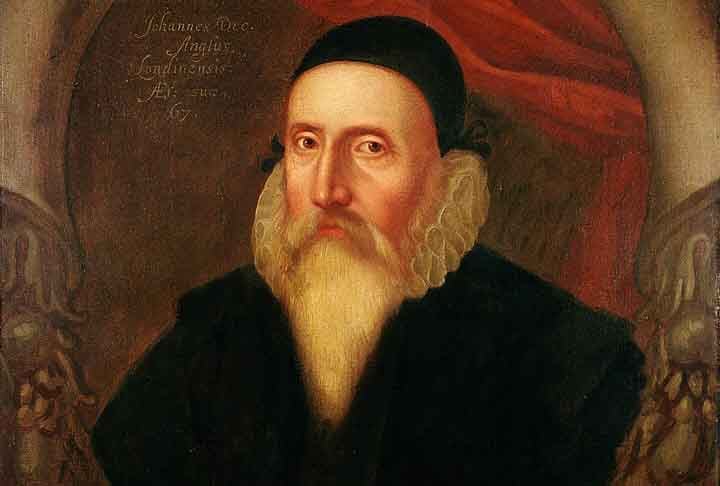 John Dee (História da Inglaterra)
- Matemático, astrônomo, astrólogo e conselheiro da rainha Elizabeth I no século XVI. Estudou alquimia e magia e acreditava na comunicação com anjos para desvendar segredos divinos. Famoso no ocultismo,  influenciou práticas místicas e esotéricas em toda a Europa.
