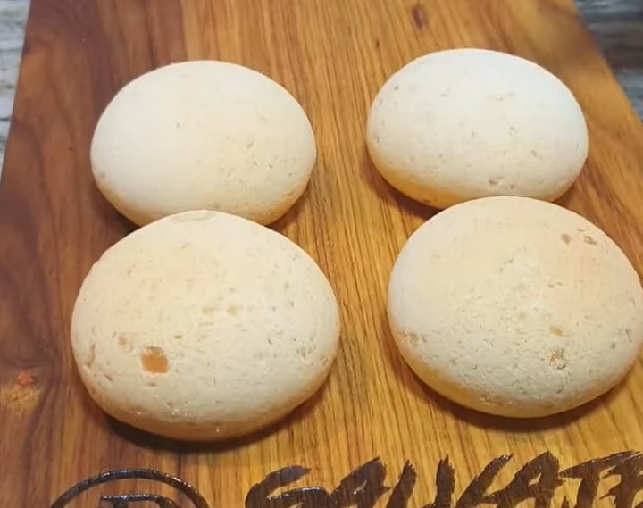 1) Pan de bono (Colômbia): O pão colombiano eleito o melhor do mundo pelo TasteAtlas é conhecido por sua textura ligeiramente crocante por fora e macia e elástica por dentro.