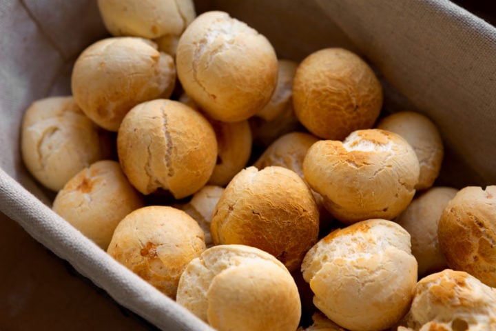 Tendo sua origem no estado de Minas Gerais, o pão de queijo brasileiro é feito principalmente com polvilho (fécula de mandioca), leite, sal, ovos e queijo, o que lhe confere uma textura e sabor bem característicos.