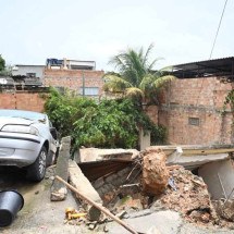 Casa desabou e deixou um pessoa soterrada -  (crédito: Leandro Couri/EM/D.A PRESS)