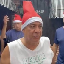 Zeca Pagodinho entrega presentes de natal para crianças em Xerém - Reprodução/ Instagram