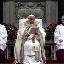 Papa Francisco celebra Missa do Galo em cadeira de rodas - Reprodução de vídeo 