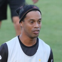 Ídolo do Atlético, Ronaldinho surpreende e usa camisa de time inglês no Natal - No Ataque Internacional