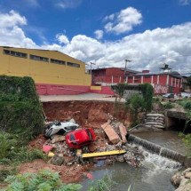 Após queda de muro, moradores do Barreiro temem outra enchente - Ed&eacute;sio Ferreira/EM/D.A Press