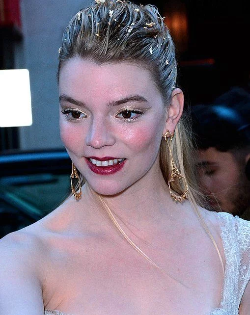 Anya Taylor-Joy é uma atriz e modelo britânica-americana nascida em Miami, Flórida, no dia 16 de abril de 1996.