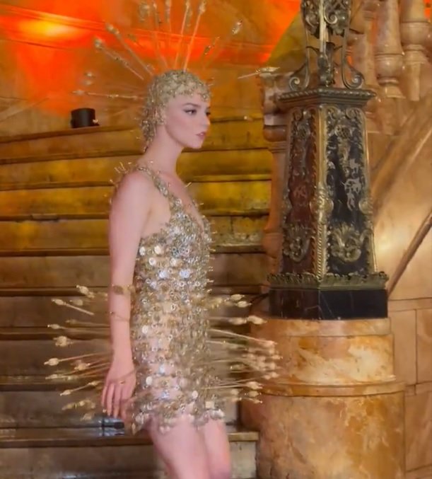 Nas redes sociais, muita gente reagiu ao modelito usado pela atriz e os comentários foram diversos: 