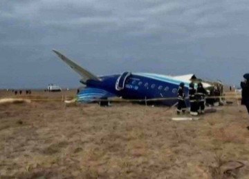 A aeronave, um Embraer 190, voava entre Baku, a capital do Azerbaijão, e Grozny, a capital da república russa da Chechênia  -  (crédito: AFPTV / @mangystau_press / ESN / AFP)