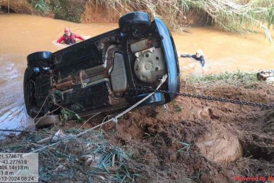 Corpo de mulher e carro que foram arrastados por enxurrada em Coronel Pacheco foram localizados nessa terça-feira (24/12) -  (crédito: CBMMG)