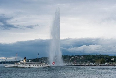 Um dos famosos marcos de Genebra, na Suíça, o Jet d'Eau é uma das maiores fontes do mundo e chama a atenção dos turistas que costumam visitar o país. O local, então, remonta o século XIX, com uma altura de 140 metros, quase 50 a mais que a Estátua da Liberdade. -  (crédito: Imagem de ????Christel???? por Pixabay

)