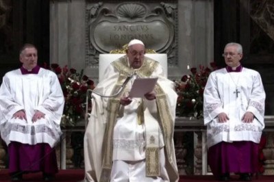 O Papa Francisco celebrou a Missa do Galo que, este ano, foi antecedida por uma cerimônia do Jubileu de Roma, com a chamada abertra da Porta Santa. O evento religioso no Vaticano reuniu quase 30 mil pessoas e teve transmissão para todo o mundo,  -  (crédito: Reprodução de vídeo )