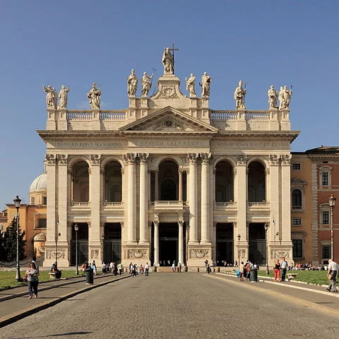 Arquibasílica de São João de Latrão, Roma: A mais antiga entre as cinco basílicas papais no mundo e a mais antiga igreja do Ocidente (inaugurada em 324).  Tem estilo barroco. 