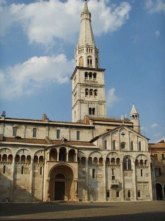 Catedral de Módena: Uma das igrejas de arte românica mais importantes da Europa. Patrimônio Mundial da Humanidade. A fachada tem relevos notáveis de figuras bíblicas. 