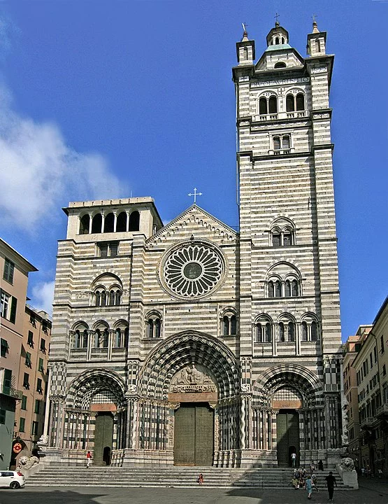 Catedral de San Lorenzo, Gênova: Erguida em 1118 em estilo românico, foi destruída pelo fogo em 1296 e passou por restauração até 1312. Aos poucos, recebeu decorações e novas reformas. 