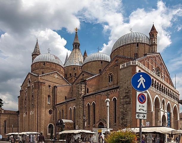 Basílica de Santo Antônio de Pádua: Construída entre 1234 e 1238, tem uma mistura de estilos em que predominam o gótico e o românico. Suas cúpulas revelam a influência bizantina. O interior tem altares renascentistas e barrocos.  