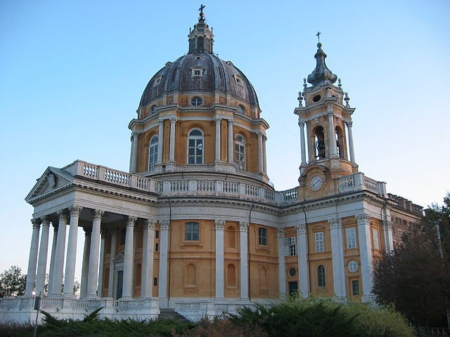 Basílica Superga, Turim: Construída entre 1717 e 1731, no topo da colina de Superga. Foi encomendada por um nobre, em memória à vitória sobre tropas francesas que cercaram a colina em 1706. 