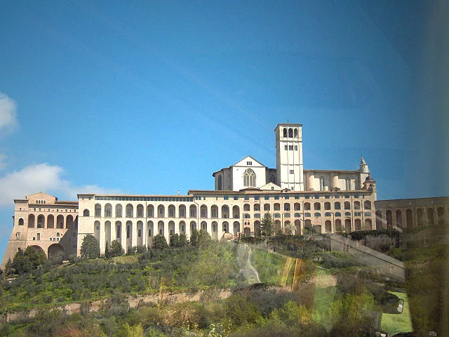 Basílica de São Francisco, Assis: Igreja-mãe da Ordem Franciscana e Patrimônio da Humanidade (desde 2000). Nela estão os restos mortais (relíquias) do santo. Teve o teto danificado por terremoto em 1997 e passou por restauração.  