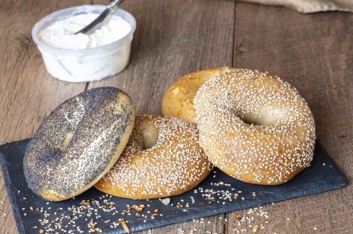 Originários da comunidade judaica de imigrantes da Polônia que se estabeleceram em Nova York, os bagels se tornaram um ícone culinário da cidade.