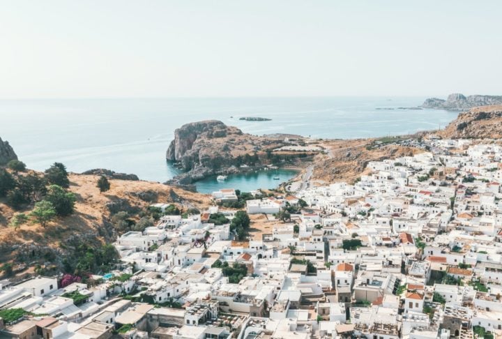 1) Rhodes (Grécia), 76 pontos: É uma ilha do Mar Egeu com uma cidade medieval que é Patrimônio Mundial da UNESCO. Conhecida pela imponente Acrópole de Rodes, a cidade velha de Rodes é um labirinto de ruas de paralelepípedos, palácios e fortificações, proporcionando uma jornada fascinante pelo passado.