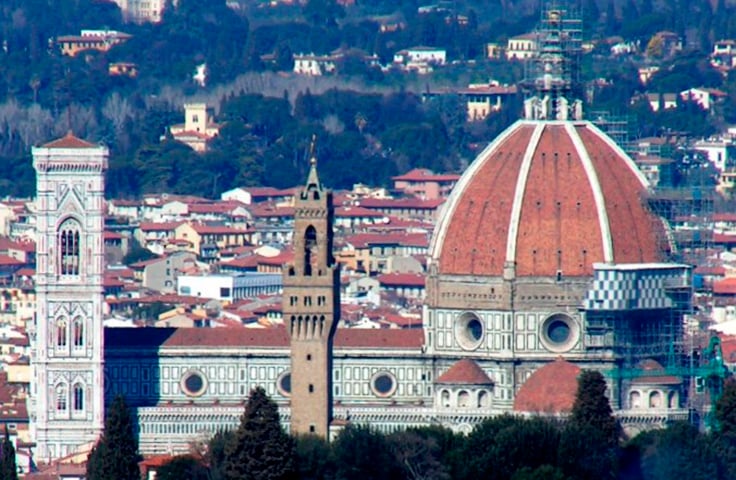 Mais conhecida como o Duomo de Florença, é das mais famosas igrejas do mundo, conhecida pela inconfundível cúpula redonda de 54m de altura. A fachada tem mosaicos de mármore coloridos em estilo neogótico.