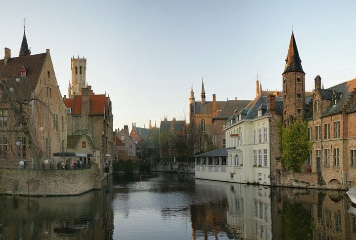 14) Bruges (Bélgica), 57 pontos: É uma cidade medieval encantadora, conhecida por seus canais, arquitetura preservada e atmosfera romântica.