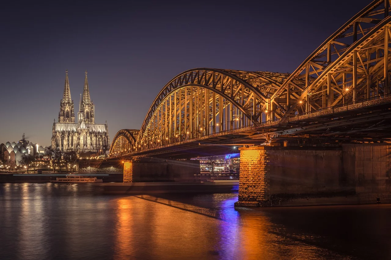 O portentoso Rio Reno compõe cartões-postais de Colônia. Pela ponte Hohenzollern é possível atravessar para a outra margem fluvial e conhecer mais atrações da cidade. 
