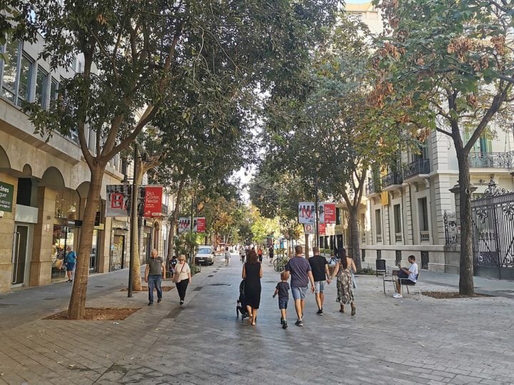 10) Consell de Cent, Barcelona, Espanha: A rua oferece uma grande variedade de lojas, desde grandes marcas internacionais até boutiques independentes. Além disso, se transforma em um point animado à noite, com bares e pubs frequentados por locais e turistas.