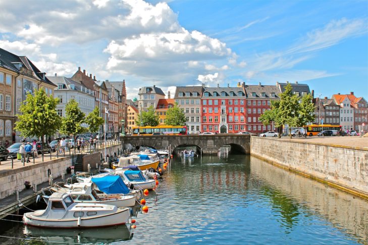 Os canais encantadores de Nyhavn são famosos por suas casas coloridas e restaurantes à beira d'água. A abordagem descontraída e acolhedora dos habitantes locais contribui para a atmosfera agradável da cidade.