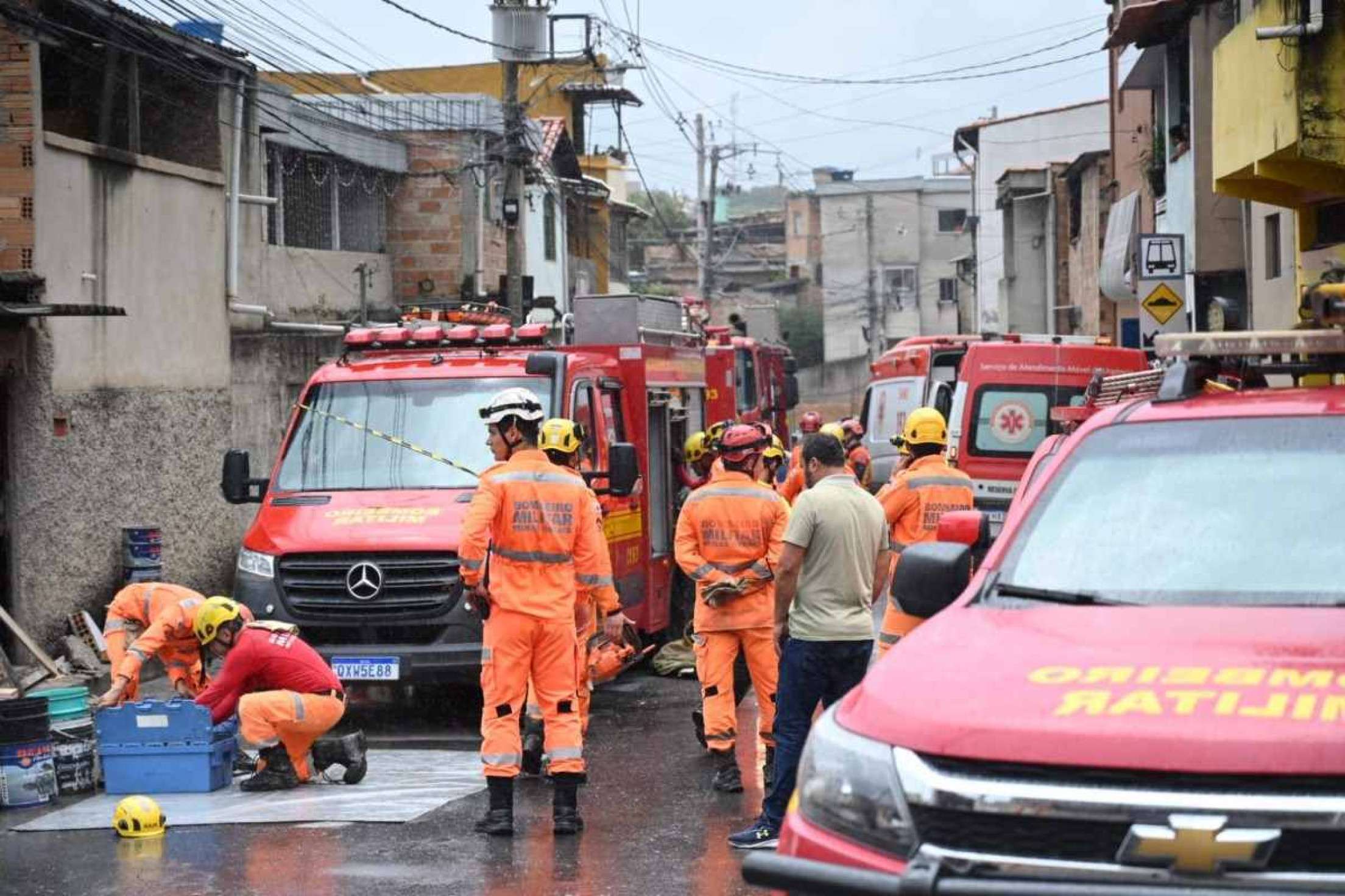 Casa desabou e deixou um pessoa soterrada