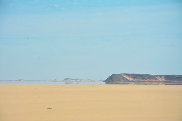 É um fenômeno semelhante ao que ocorre em trechos de deserto que parecem ter água. E também é observado no asfalto quente no verão. As linhas de calor que irradiam para cima indicam a grande diferença de temperatura entre o pavimento e o ar mais frio e resultam em distorção visual da área ao redor.  