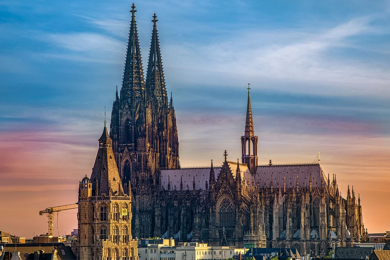 Com suas torres gêmeas que alcançam 157 metros de altura, a Catedral de Colônia foi erigida em estilo gótico, assim como a famosa Catedral de Notre-Dame, em Paris. 
