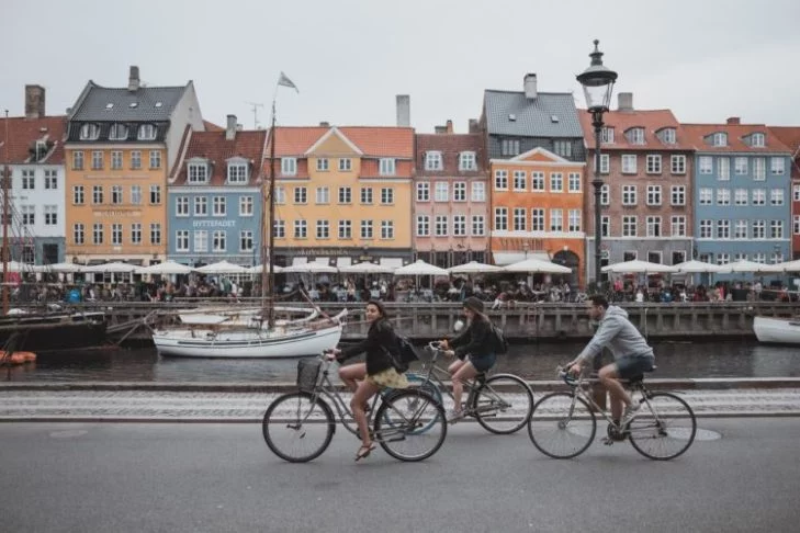 4º) Copenhague, Dinamarca: Copenhague é uma cidade vibrante e cosmopolita, com uma população de cerca de 660 mil habitantes. É uma das cidades mais 'bike-friendly' do mundo.