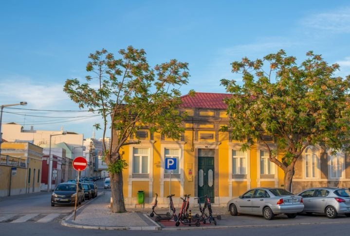 3) Faro (Portugal), 67 pontos: Localizada no sul de Portugal, Faro é uma encantadora cidade costeira conhecida por seu centro histórico pitoresco e atmosfera tranquila. Por lá, a cultura portuguesa e as paisagens marítimas se combinam de maneira cativante.