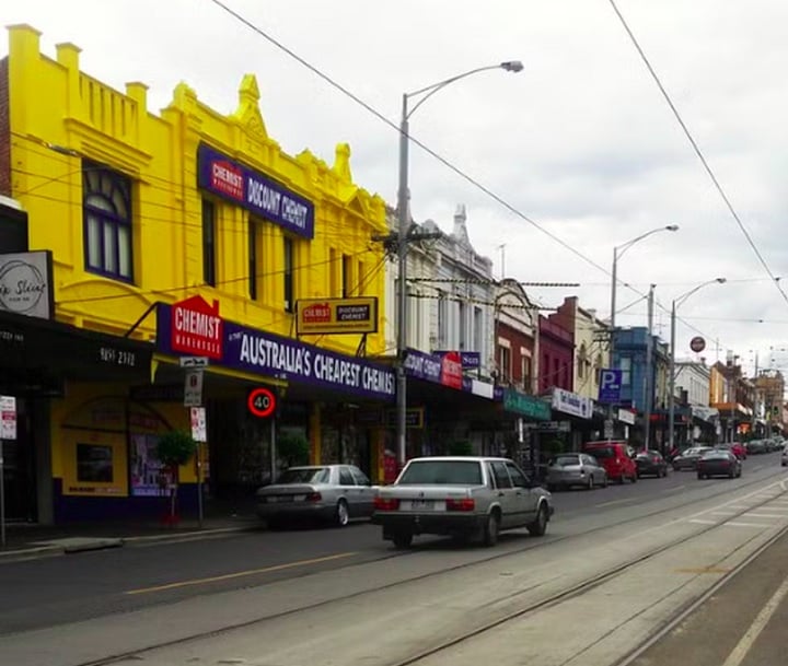 1) High Street, Melbourne, Austrália: Localizada no bairro de Prahran, a High Street é conhecida por sua atmosfera vibrante, lojas ecléticas, cafés modernos e vida noturna animada. A variedade gastronômica é grande por lá, sendo possível encontrar desde cafés da manhã saudáveis até jantares sofisticados.