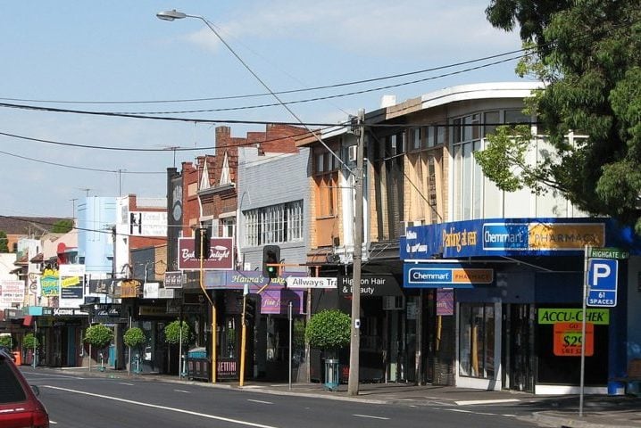 A High Street também é conhecida por sua cena artística, com várias galerias de arte e espaços culturais ao longo da rua. Os visitantes podem explorar obras de artistas locais e internacionais e mergulhar na vibrante cultura de Melbourne.