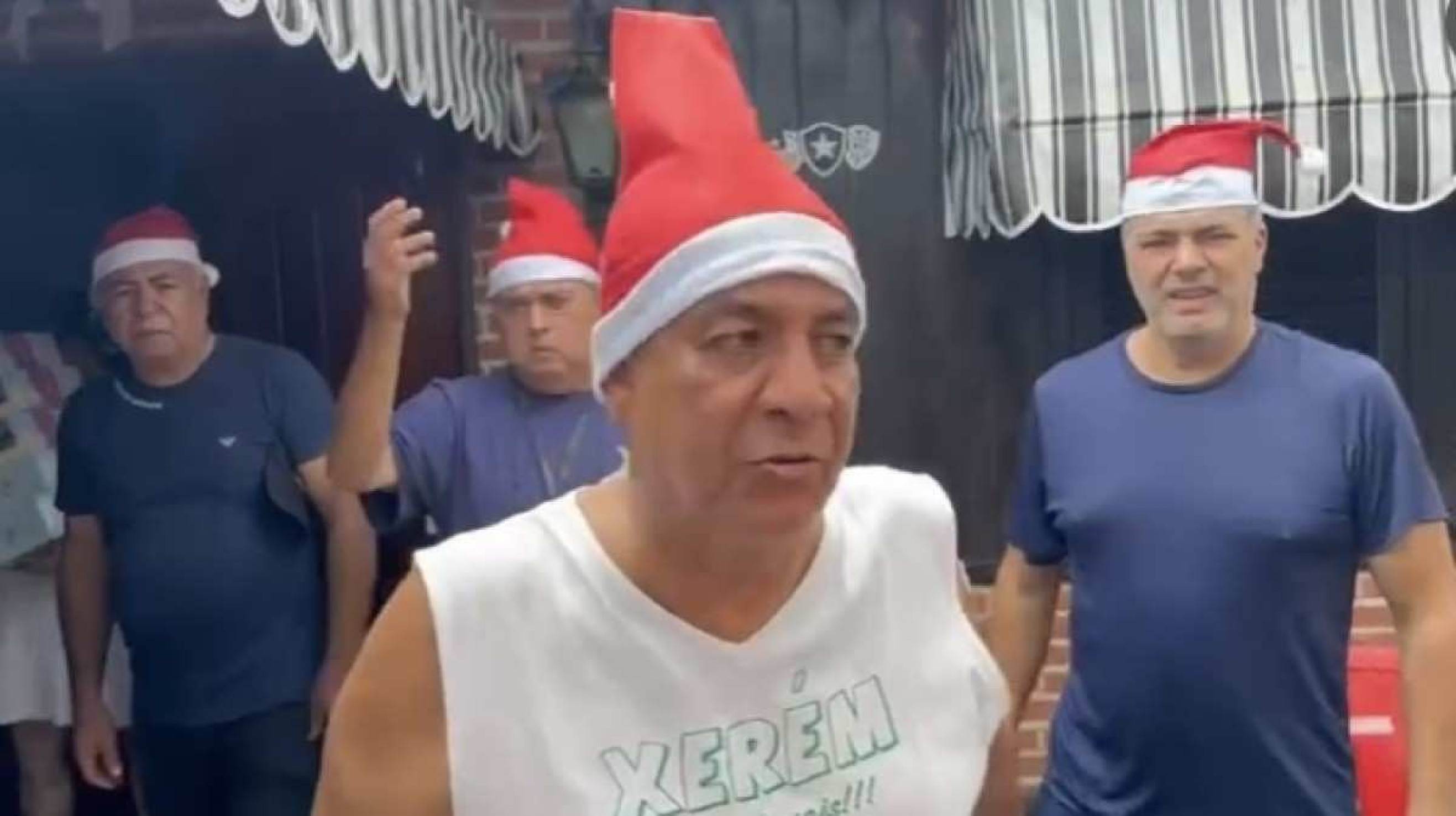 Zeca Pagodinho entrega presentes de natal para crianças em Xerém