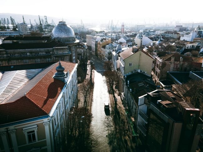 12) Varna (Bulgária), 58 pontos: Varna é uma cidade costeira banhada pelo Mar Negro, famosa por suas praias deslumbrantes e clima agradável. As Termas Romanas e a Catedral da Assunção são exemplos de pontos turísticos famosos.