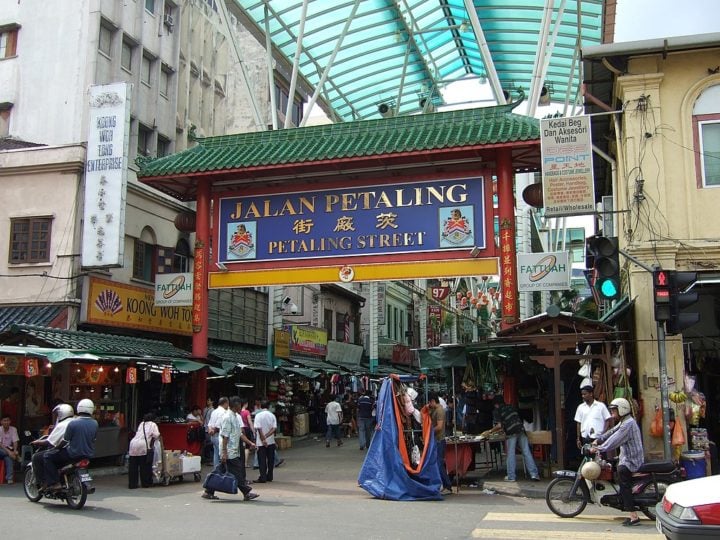 6) Jalan Petaling, Kuala Lumpur, Malásia: Conhecida por seu vibrante mercado de rua, a Jalan Petaling é um destino popular para moradores locais e turistas em busca de compras, comida e uma experiência cultural única.