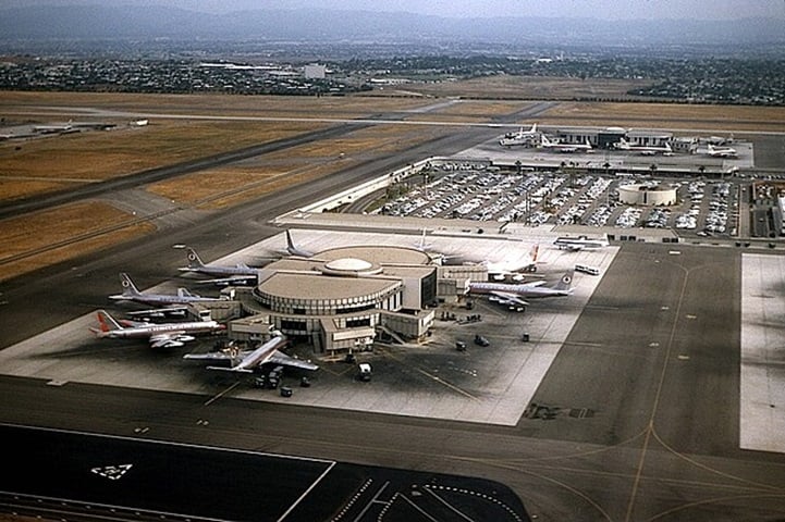 O terceiro colocado na lista dos voos mais longos termina no Aeroporto Internacional de Los Angeles, na Califórnia, onde está Hollywood.
