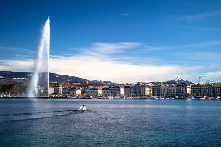 A cidade também é um importante destino turístico, com atrações como o Jet d'Eau (foto), a Catedral de São Pedro e o Palácio das Nações. 