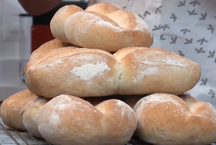 A Marraqueta é comumente consumida com manteiga, queijo, abacate (palta), geleia ou frios, e também é usada para fazer sanduíches.