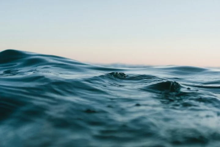 A façanha de um comandante de navio permitiu que ele e mais 18 homens sobrevivessem várias semanas com pouquíssimos suprimentos em pleno oceano. Conheça o 