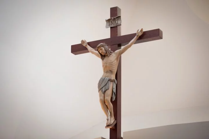 Para os fiéis, o Santo Sudário tem marcas de sangue e manchas que correspondem aos ferimentos descritos na história da crucificação de Jesus.