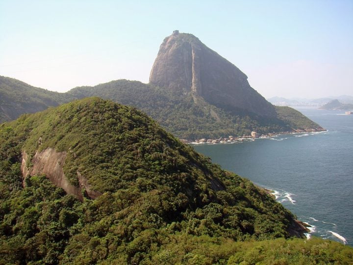 A história de Botafogo se entrelaça com a própria fundação da cidade. Foi no Morro Cara de Cão, onde hoje está a Fortaleza de São João, que a colonização portuguesa se iniciou.