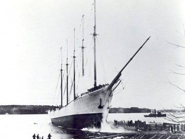 Um caso muito intrigante é do Deering, encontrado encalhado e vazio em  fevereiro/1921 em Outer Banks (EUA). O navio estava em perfeito estado, com velas içadas e 3 gatos a bordo. Os dez ocupantes, que tinham saído de Norfolk em agosto/1920, haviam sumido. Até hoje não se sabe o que houve. 