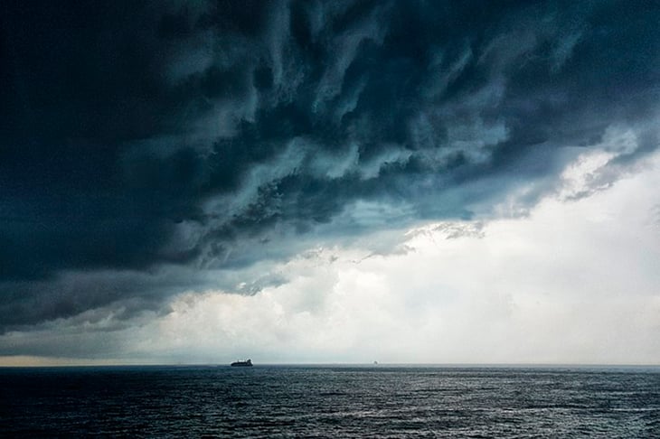 Mitos ou casos reais de navios abandonados ainda hoje mexem com o imaginário popular e causam assombro por percorrerem, à deriva, a imensidão dos oceanos pelo planeta, sujeitos a todo tipo de tormenta, sem um capitão no leme. 