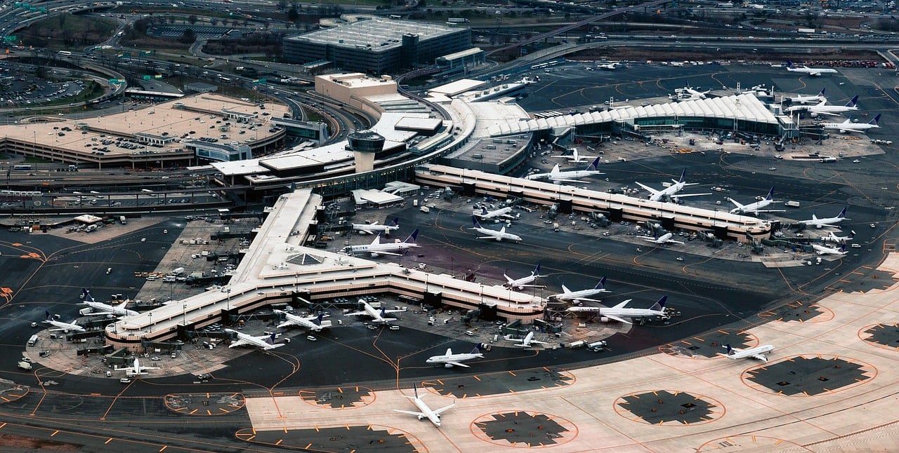 Newark é a cidade mais populosa de Nova Jersey e conta com o aeroporto internacional mais importante do estado, vizinho de Nova York.
