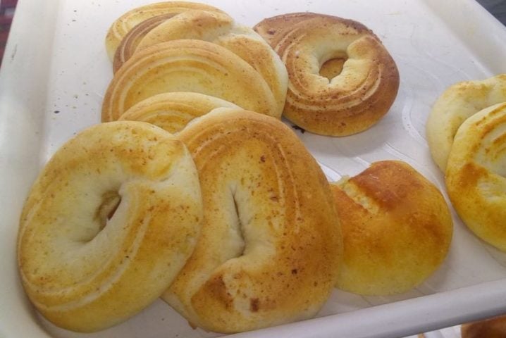 O Pan de Queso é mais macio e leve, enquanto o pão de queijo brasileiro tende a ser mais crocante e firme.