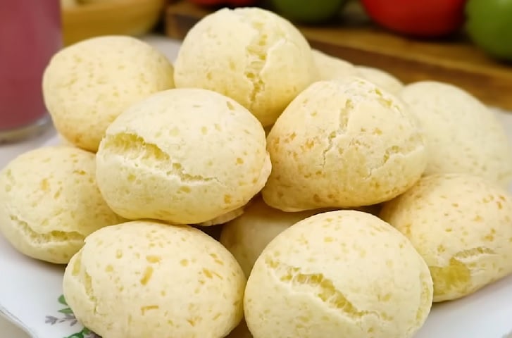 Ele é feito com base em fécula de mandioca (polvilho azedo), queijo fresco ralado, leite, ovos, manteiga e sal, resultando em um pão leve, saboroso e nutritivo.