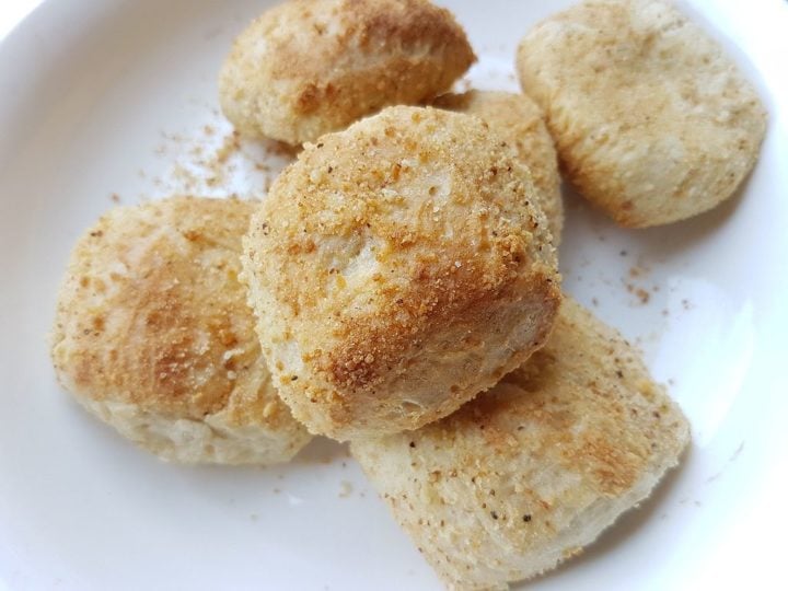 Sua receita leva farinha de trigo, fermento, açúcar, sal, óleo vegetal e água. Além disso, ele é tradicionalmente coberto com farinha de rosca antes de ser assado. 