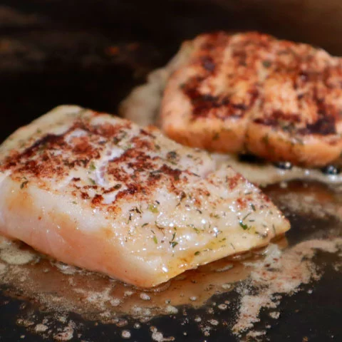 Carnes magras e peixes - Atum e salmão são ótimas opções diárias, pois contém triptofano, presente na proteína, que ajuda no combate da depressão e melhora o humor.